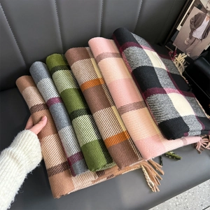 Modischer langer Quastenschal für Herbst und Winter mit klassischem Karomuster und Stoff