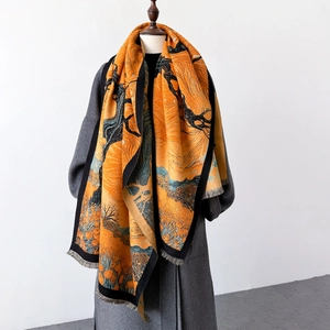 Künstlerischer Schal im Ölgemälde-Stil mit orangefarbenen Tönen und Fransen über Wollmantel