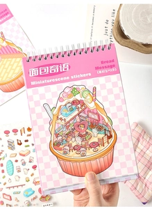 Primo piano del libro di adesivi Bread Message con illustrazioni di pasticceria in rosa