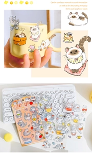 Gros plan d'autocollants chat de dessin animé décorant un mug et un clavier