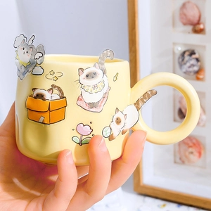 Mignonne tasse en céramique jaune crème avec motifs chats et grande poignée ronde