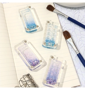 Détail de palettes magnétiques en acrylique portables avec paillettes sur un carnet