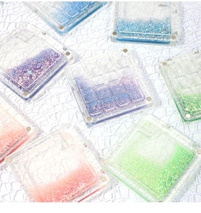 Détail macro de la palette en acrylique avec paillettes et fermeture magnétique