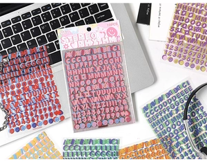 Macro-opname van 10-delige set kleurrijke 3D-letter en cijfer stickers voor journaling