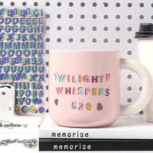 Mug en céramique rose avec anse crème épaisse et lettrage artistique Twilight Whispers