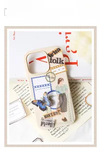 Detailweergave van vintage collage telefoonhoesje met vlinderstickers en typografie