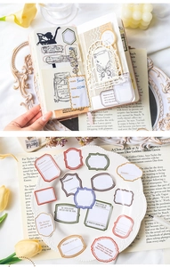 Detailweergave van vintage kaderstickers op een wit porseleinen bord met decoratie
