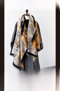 Détail d'un pashmina en cachemire à fleurs élégantes avec franges sur un mannequin