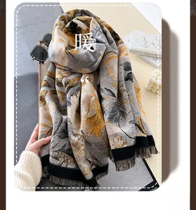 Détail d'une écharpe chaude à fleurs avec franges douces, texture épaisse et motif élégant