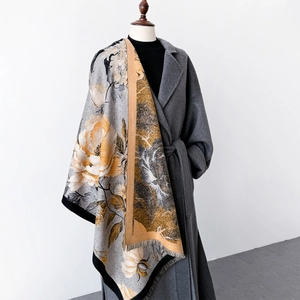 Écharpe élégante en cachemire floral gris et jaune moutarde avec franges sur manteau