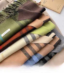 Dettaglio di sciarpe a quadri in finto cashmere con eleganti bordi sfrangiati