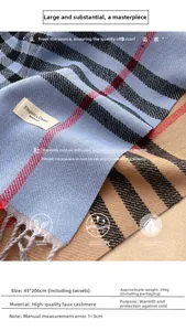 Dettaglio macro di sciarpa classica a quadri con nappe blu e kaki, misura 45x206cm