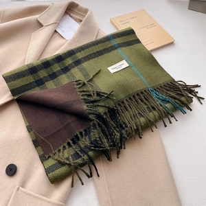 Dettaglio di sciarpa a quadri con frange su cappotto beige mostra trama e etichetta tessuta