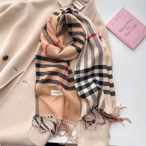 Sciarpa classica a quadri kaki con nappe in morbido cashmere sintetico su un cappotto