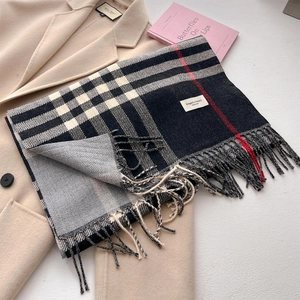Sciarpa classica a quadri con nappe in bianco e nero con accenti rossi su cappotto beige