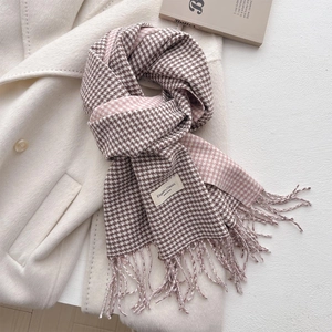 Dettaglio sciarpa pied-de-poule rosa con frange ed etichetta Elegant & Classic in tessuto