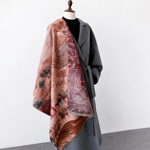Châle épais imprimé style Dunhuang associé à un manteau gris dans un cadre minimaliste