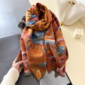 Sciarpa artistica arancione con stampa vintage e frange per look autunno e inverno