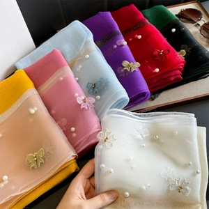 Détails de broderie nœud et perles sur d'élégantes écharpes légères en mousseline pour femmes