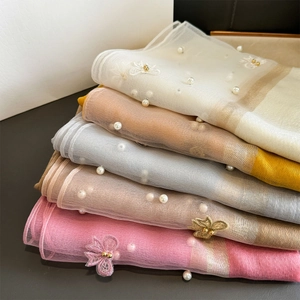 Vue détaillée de châles légers brodés avec perles élégantes et sequins floraux raffinés