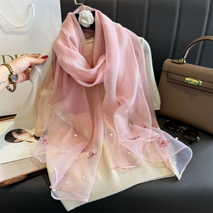 Élégante écharpe en soie rose avec broderie et perles raffinées pour femmes en automne