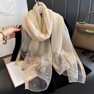 Écharpe champagne en imitation soie avec broderie d'abeille dorée et perles élégantes