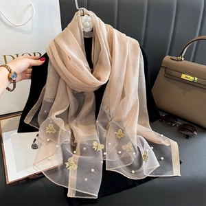 Écharpe en soie champagne avec broderie papillon 3D dorée et perles délicates