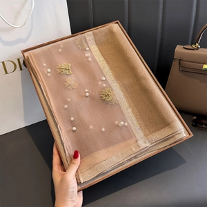 Détail d'une écharpe en soie avec broderies de papillons et perles blanches fines