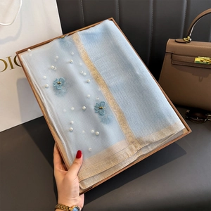 Châle en soie bleu clair avec perles et broderie papillon dans sa boîte cadeau