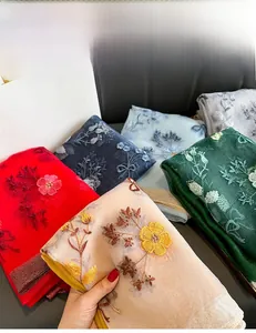 Dettagli di eleganti ricami floreali su sciarpe leggere premium in vari colori vivaci