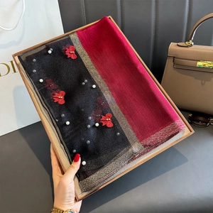 Détail du châle brodé bordeaux et noir avec papillons en dentelle et perles