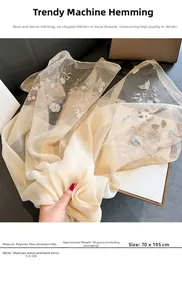 Dettaglio del ricamo floreale su sciarpa in seta champagne leggera, misura 70x195 cm