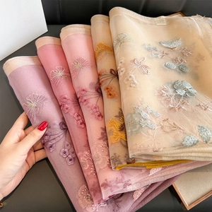 Eleganti sciarpe in seta con ricami floreali in tonalità sfumate rosa e viola