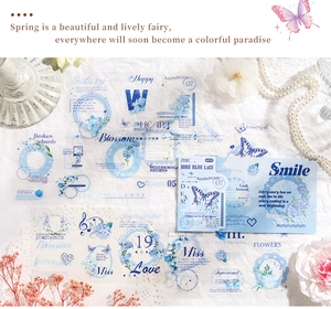 Dettagli di adesivi per scrapbooking blu con farfalle e vari motivi floreali