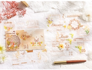 Dettaglio macro degli adesivi Autumn Lace con motivi floreali vintage per scrapbooking