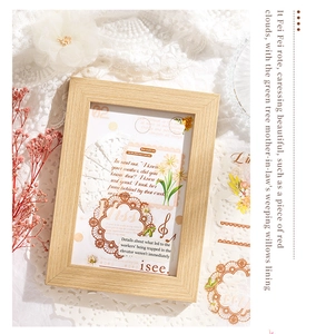 Dettaglio di cornice in legno con cartoline vintage a fiori per scrapbooking