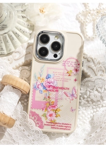 Dettaglio custodia vintage per cellulare con fiori e farfalle su panno di pizzo bianco