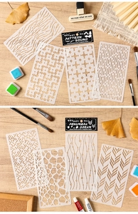 Dettaglio di 4 stencil in PET con motivi floreali su una scrivania di legno