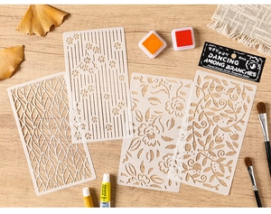 Dettaglio di 42 stencil in PET floreali con foglie su tavolo in legno per pittura fai-da-te
