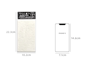 Vista dettagliata degli stencil floreali con sagoma iPhone per confronto taglie