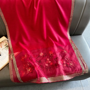 Elegante scialle di seta rossa con ricami in filo d'oro e motivi floreali