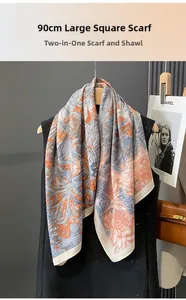 Dettaglio di un foulard in seta da 90 cm con motivi tropicali drappeggiato su un gilet nero