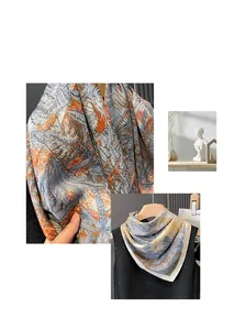 Dettagli di una sciarpa in seta a fiori con motivi vintage blu e arancione
