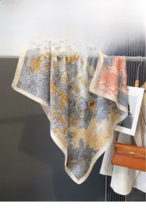 Dettaglio dell'elegante stampa floreale a palma su foulard di seta quadrato bifacciale