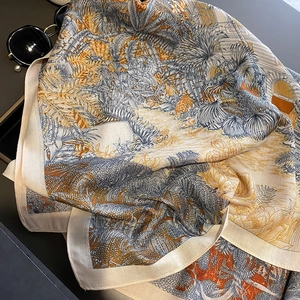 Elegante sciarpa in seta con stampe di giungla tropicale e leopardo, abbinata a occhiali