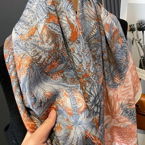 Elegante sciarpa in seta con stampa floreale botanica in arancione e blu vintage