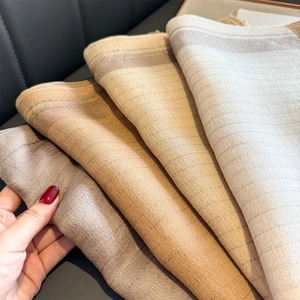 Detalle de la textura plisada y la paleta de colores cálidos de los chales pashmina largos