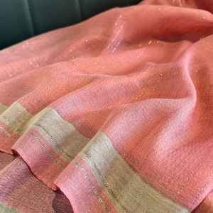 Vista macro de bufanda rosa con hilos dorados tejidos y dobladillo ancho beige de calidad