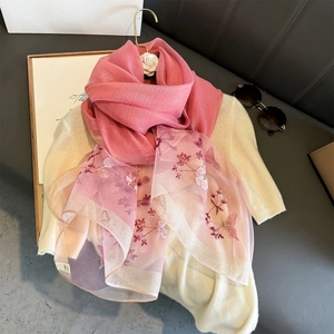 Sciarpa rosa in misto seta-cashmere con eleganti ricami floreali e di farfalle