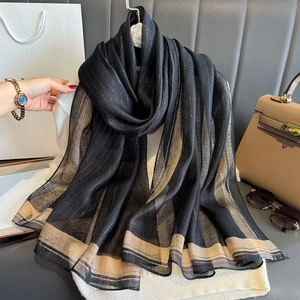 Elegante bufanda de rayas negras y marrones con hilos metálicos y flecos